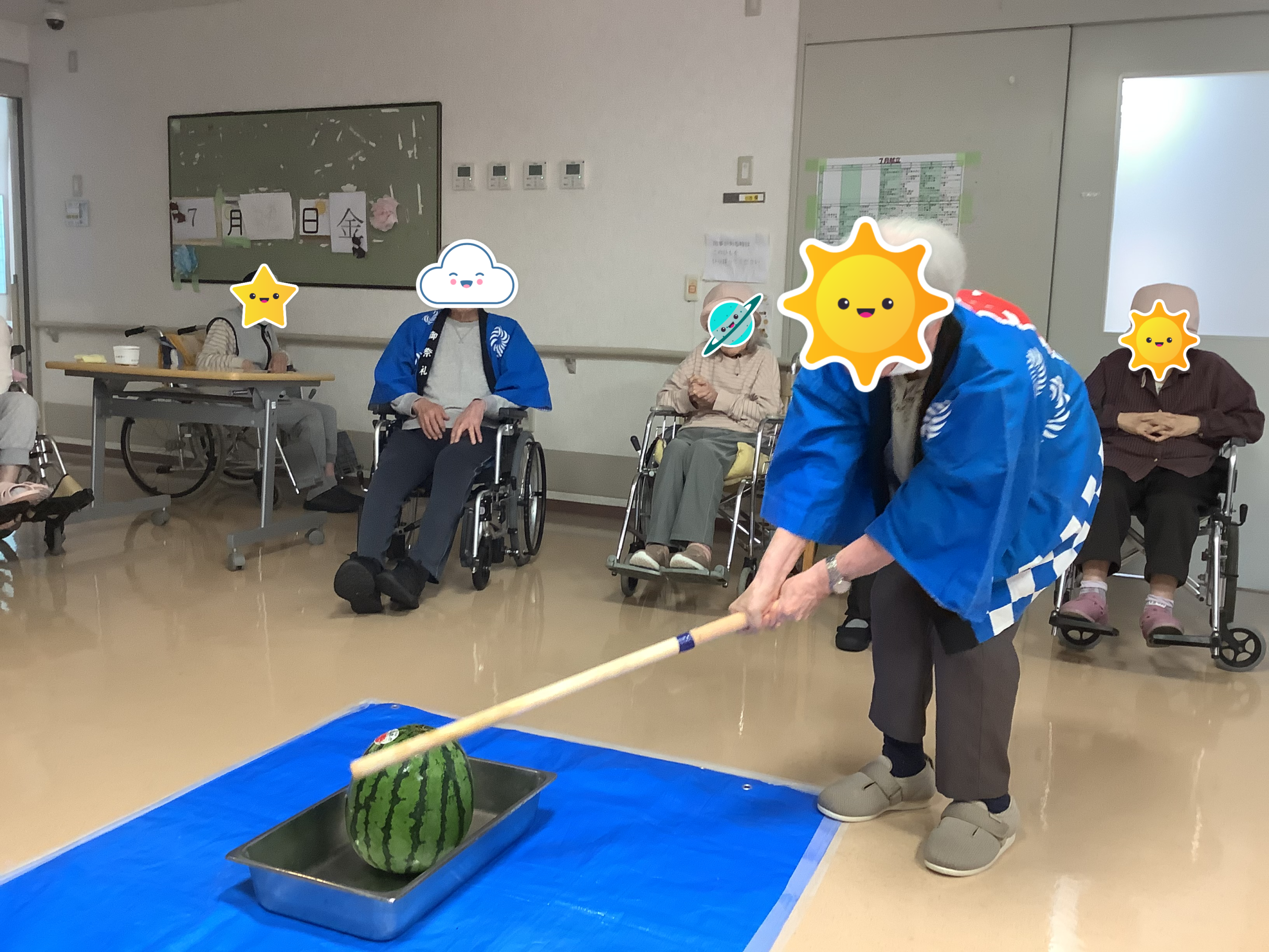 毎年恒例、スイカ割りを実施致しました。