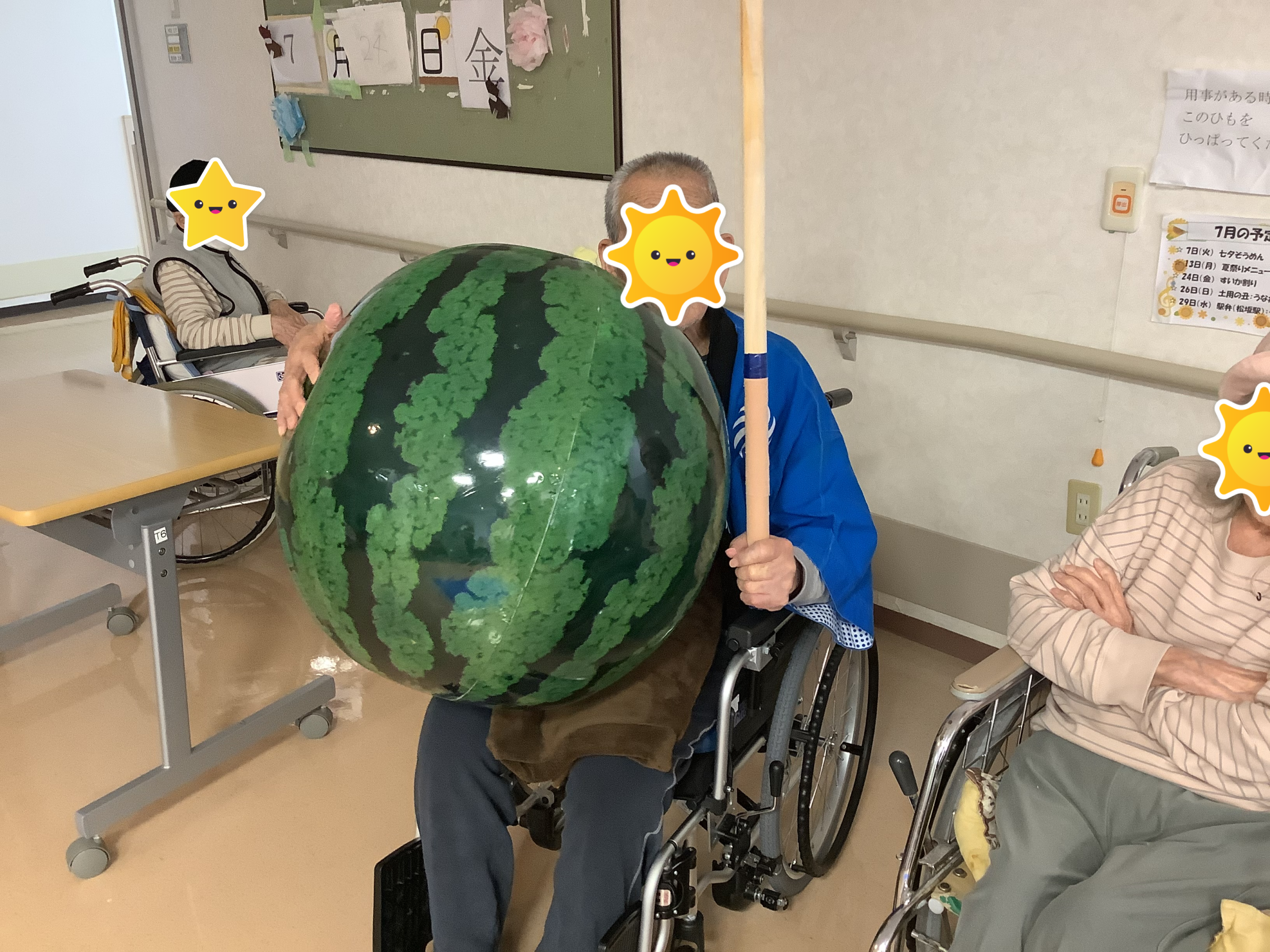 毎年恒例、スイカ割りを実施致しました。