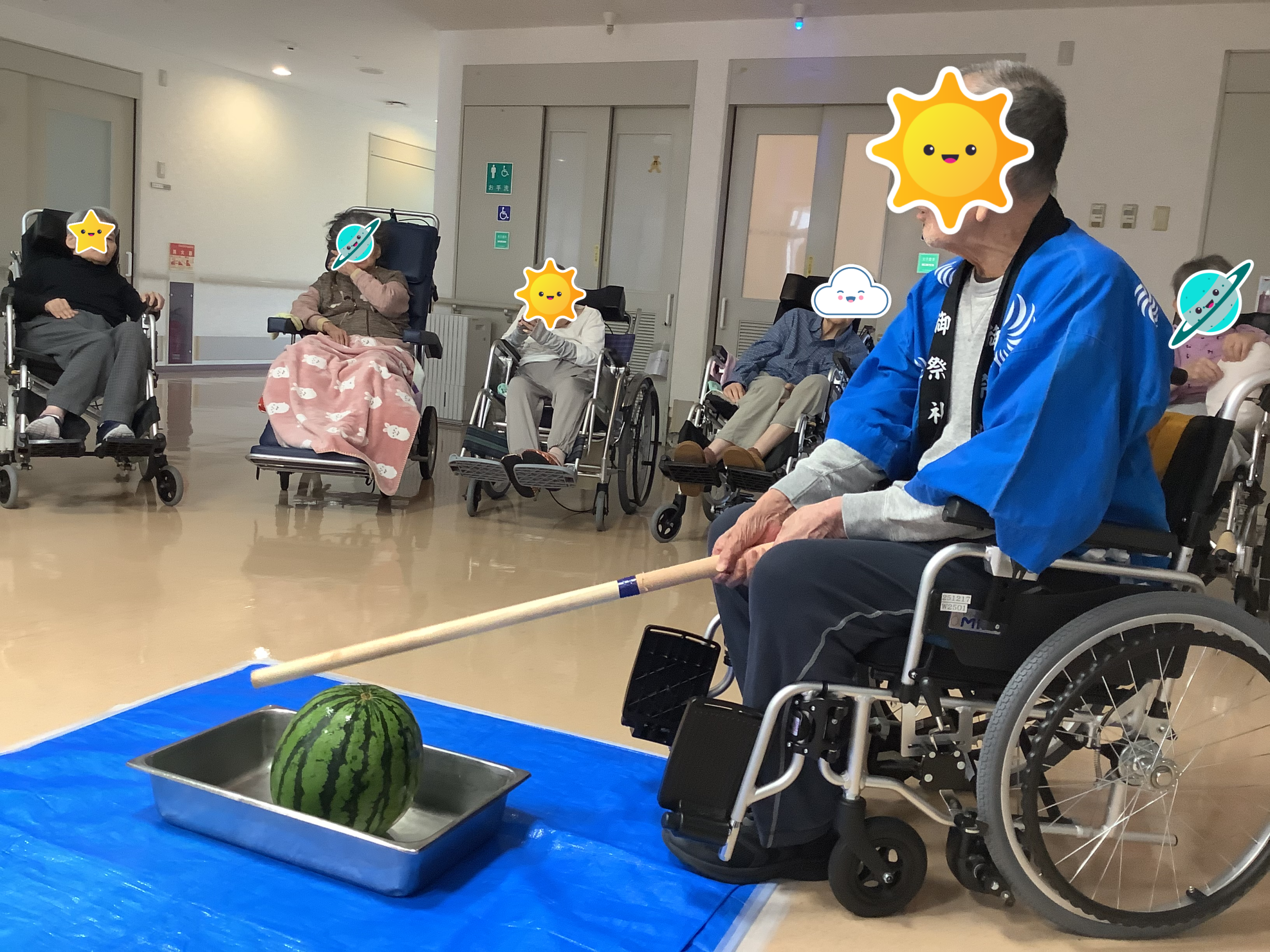毎年恒例、スイカ割りを実施致しました。
