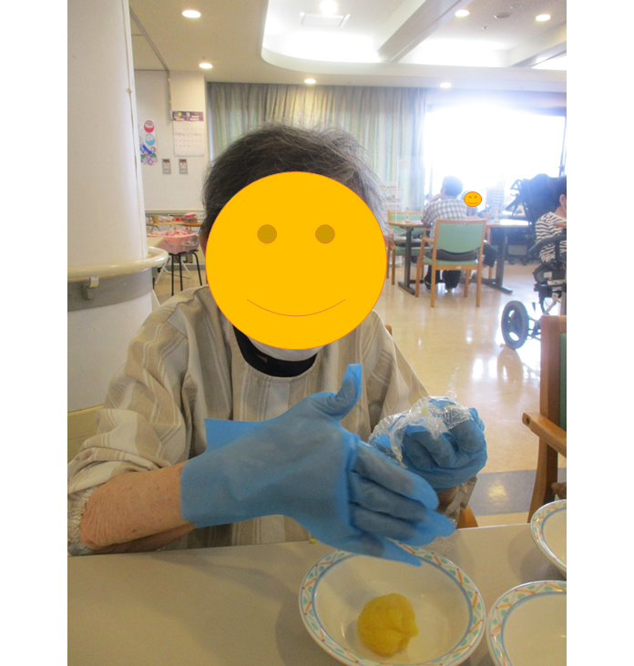 9月おやつレク『さつまいもとりんごのきんとん』